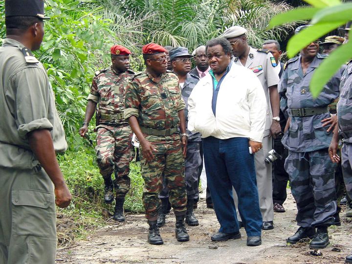 Ali Bongo, alors ministre de la Défense, durant une visite à l'île de Mbanié (Gabon), le 13 mars 2003. (WILFRIED MBINAH / AFPI/L'UNION)