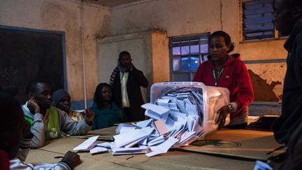 Des Kenyans commencent à compter les voix dans un bureau de vote à Nairobi (Kenya), lors de l'élection générale du 8 août 2017.&nbsp; (CESAR DEZFULI / CITIZENSIDE / AFP)