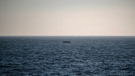 Des migrants attendent l'aide d'un navire au large des côtes de Boulogne-sur-Mer, dans le nord de la France, le 9 mai 2022. Photo d'illustration. (SAMEER AL-DOUMY / AFP)