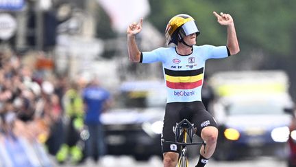 Remco Evenepoel feiert seinen Sieg im Zeitfahren der Road Cycling Worlds in Zürich (Schweiz), 22. September 2024. (JASPER JACOBS / AFP)