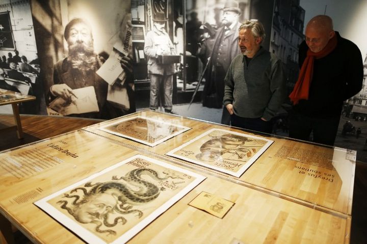 Stéphane Grimaldi, le directeur du Mémorial de Caen (à g.) et Arthur Langerman.
 (CHARLY TRIBALLEAU / AFP)