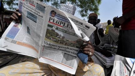 Lecture de journaux au nord du Nigéria (20 avril 2011) (AFP/SEYLLOU DIALLO)