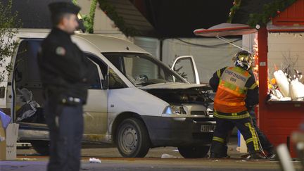 Un pompier inspecte la camionnette qui a fauch&eacute; des passants sur le march&eacute; de No&euml;l de Nantes (Loire-Atlantique), le 22 d&eacute;cembre 2014. (GEORGES GOBET / AFP)