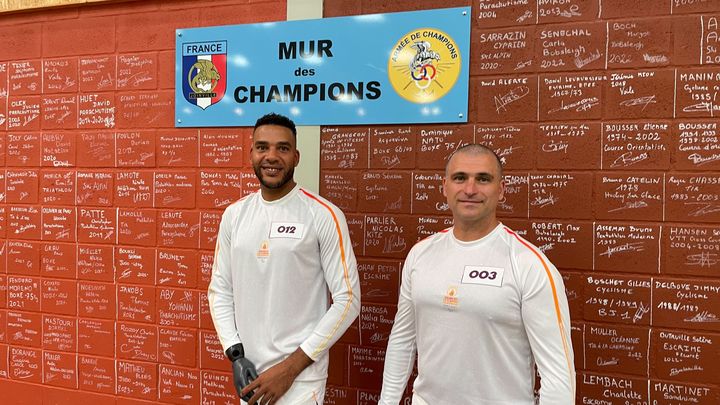 Alain Akakpo et le major Teddy avant de porter la flamme, le 27 août 2024 au Centre national des sports de la défense (CNSD), à Fontainebleau (Seine-et-Marne). (PAOLO PHILIPPE / FRANCEINFO)