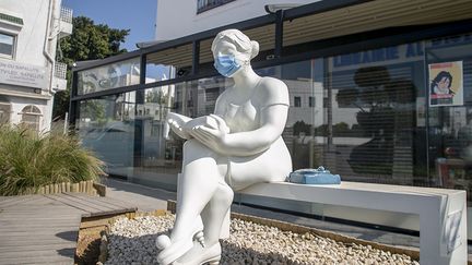 Dans la station balnéaire très chic et touristique de la ville côtière de La Marsa, au nord-est de Tunis, même les statues respectent les consignes sanitaires. Mais cet été, hôtels et restaurants resteront fermés. Une véritable catastrophe pour cette économie qui représente 14% du PIB et qui a déjà été très affaiblie par les attentats de 2014-2015.&nbsp; &nbsp; (YASSINE GAIDI / ANADOLU AGENCE YASSINE GAIDI /AFP)