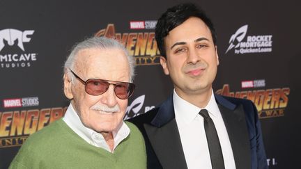 Stan Lee aux côtés de son manager Keya Morgan, le 23 avril 2018 à Hollywood, en Californie (Etats-Unis). (JESSE GRANT / GETTY IMAGES NORTH AMERICA)