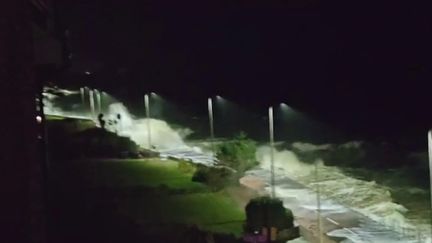 Tempête Isha : les côtes britanniques balayées par le vent et la pluie (France 2)