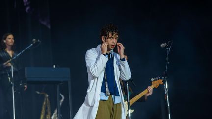 Le chanteur du groupe The 1975 Matthew Healy sur scène lors d'un festival à Glasgow, le 9 juillet 2023, au Royaume-Uni. (MARTIN BONE / SHUTTERSTOCK / SIPA)