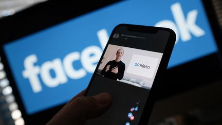 Mark Zuckerberg, PDG du groupe Meta, lors du dévoilement du logo du groupe, le 28 octobre 2021 à Los Angeles (Californie, Etats-Unis). (CHRIS DELMAS / AFP)