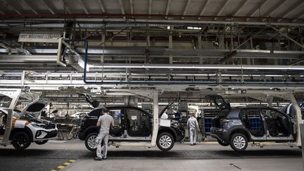 Des salariés travaillent sur une chaîne de montage dans une usine Volkswagen, à Pampelune, le 2 décembre 2022. (ANDER GILLENEA / AFP)