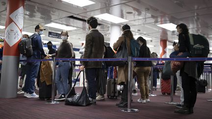 Des passagers font la queue dans la zone de contrôle des passeports de l'aéroport Roissy-Charles-de-Gaulle, le 25 avril 2021. (IAN LANGSDON /POOL / EPA POOL)