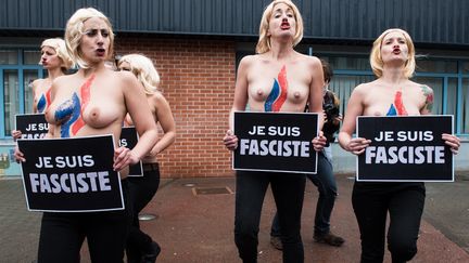 Des militantes Femen&nbsp;devant un bureau de vote &agrave; H&eacute;nin-Beaumont (Pas-de-Calais), le 29 mars 2015 lors du second tour des &eacute;lections d&eacute;partementales. (DENIS CHARLET / AFP)