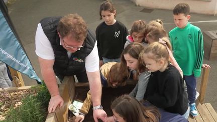 Environnement : un jardin ambulant pour sensibiliser les enfants à la nature (france 2)