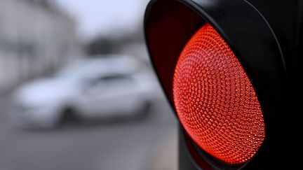 Le feu rouge d'un feu tricolore à un croisement. Photo d'illustration. (ALEXANDRE MARCHI / MAXPPP)