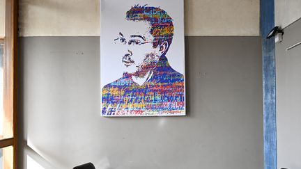 Un portrait de Samuel Paty lors d’une cérémonie d’hommage au professeur de français assassiné, à l’école du Bois d’Aulne à Conflans-Sainte-Honorine (Yvelines), le 16 octobre 2023. (BERTRAND GUAY / POOL)