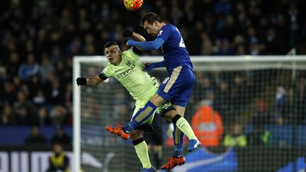 Christian Fuchs à la lutte avec Sergio Aguero (ADRIAN DENNIS / AFP)