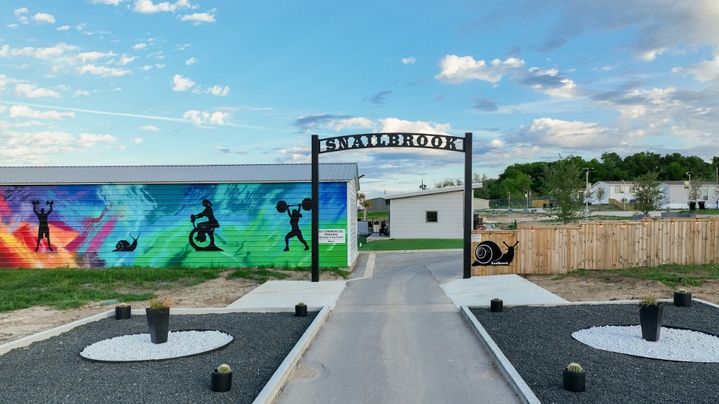 Une rue surmontée d'un écriteau "Snailbrook", sur un terrain appartenant à Elon Musk, le 13 mars 2023. (BRANDON BELL / GETTY IMAGES NORTH AMERICA / AFP)