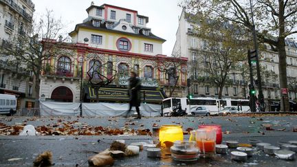 Des bougies devant le Bataclan, le 17 novembre 2015, à Paris. (PATRICK KOVARIK / AFP)