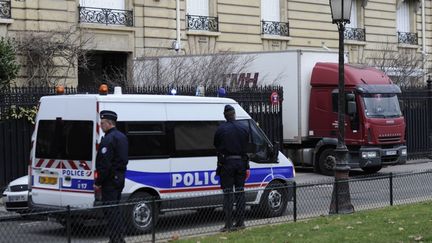 Des policiers français devant la résidence parisienne de Teodoro Obiang Jr, avenue Foch, lors d'une perquisition le 14 février 2012. Le vice-président équato-guinéen a été condamné en appel dans l'affaire des biens mal acquis, le 10 février 2020.&nbsp;&nbsp; (ERIC FEFERBERG / AFP)