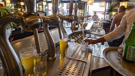 Dans le café-restaurant Le Régent à Bordeaux, le 2 juin 2020 (photo d'illustration). (CB / EPA)