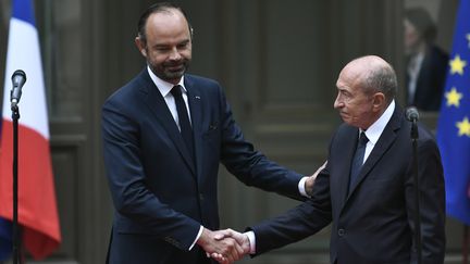 Edouard Philippe et Gérard Collomb lors de la passation de pouvoir au ministère de l'Intérieur, le 3 octobre 2018. (STEPHANE DE SAKUTIN / AFP)