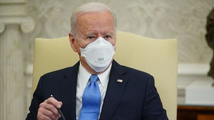 Le président américain Joe Biden dans le bureau ovale, à la Maison blanche, à Washington, le 12 février 2021. (MANDEL NGAN / AFP)