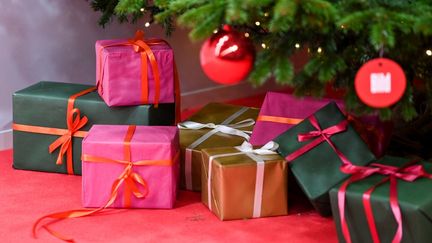 Des cadeaux au pied d'un sapin lors d'un évènement caritatif, à Berlin (Allemagne), le 4 décembre 2021. (JENS KALAENE / DPA-ZENTRALBILD / AFP)