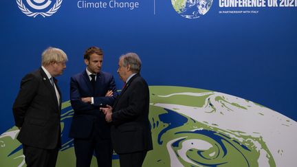 Le Premier ministre britannique, Boris Johnson, le président français, Emmanuel Macron, et le secrétaire général des l'ONU, Antonio Guterres, discutent à la COP26, à Glasgow (Ecosse), le 1er novembre 2021.&nbsp; (PIERRE LARRIEU / HANS LUCAS / AFP)