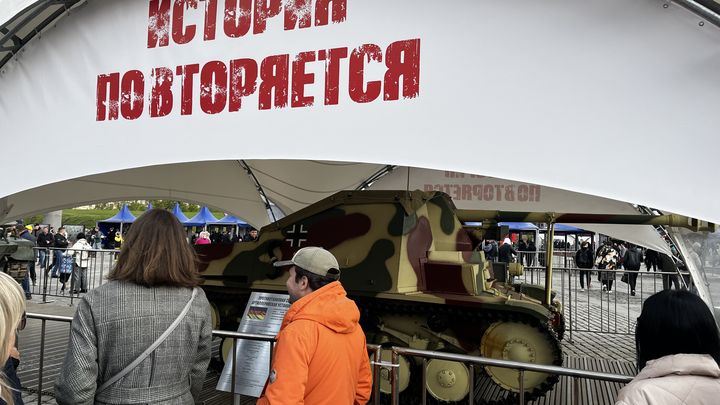 An old German armored vehicle dating from the Second World War, with a banner "The story repeats itself".  (SYLVAIN TRONCHET / RADIO FRANCE)