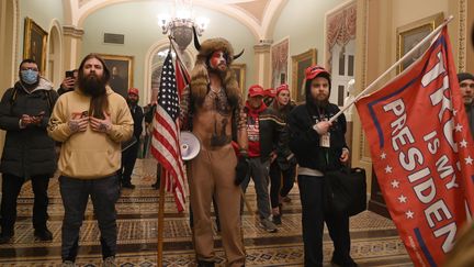 Des militants pro-Trump, dont Jake Angeli, à l'intérieur du Capitole à Washington, le 6 janvier 2021. (SAUL LOEB / AFP)