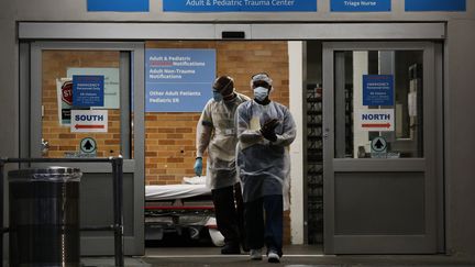 Des soignants au centre médical Maimonides dédié au coronavirus, à New York, le 26 mai 2020. (SPENCER PLATT / GETTY IMAGES NORTH AMERICA / AFP)