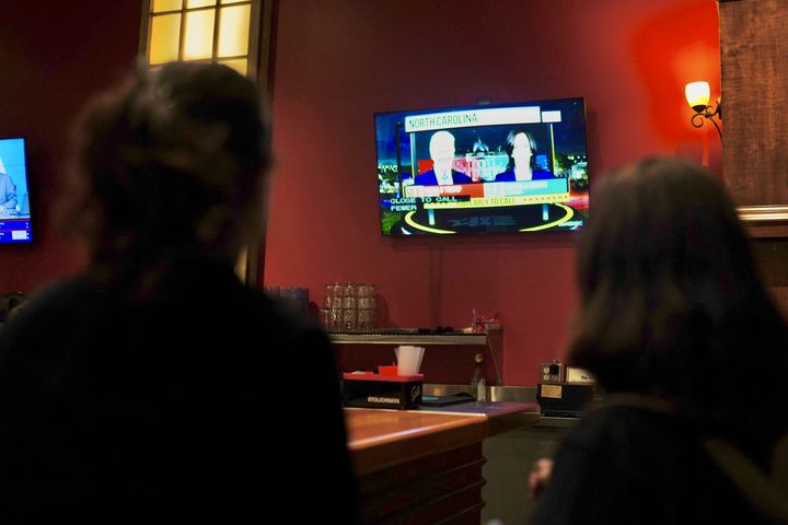 Des sympathisantes du Parti démocrate suivent la nuit électorale américaine à la télévision depuis un bar de Wilkes-Barre (Pennsylvanie, Etats-Unis), le 5 novembre 2024. (PIERRE-LOUIS CARON / FRANCEINFO)