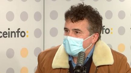 Patrick Pelloux,&nbsp;président de l'Association des médecins urgentistes de France, invité de franceinfo, dimanche 19 décembre 2021. (FRANCEINFO)