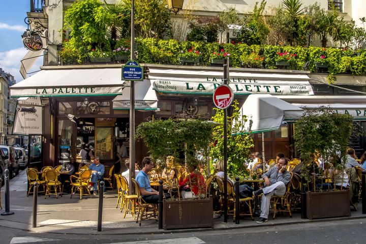 La terrasse très fréquentée du café La Palette, situé à l'angle de la rue de Seine et de la rue Jacques Callot (Paris 6e). (GUY BOUCHET / PHOTONONSTOP / AFP)