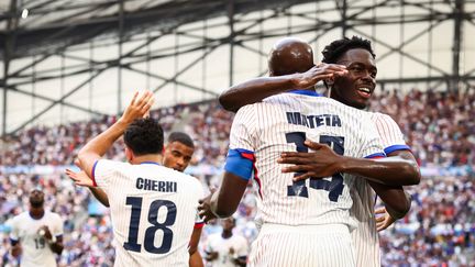 The joy of the players of the French team after Jean-Philippe Mateta's goal against New Zealand during the Olympic Games, on July 30, 2024, in Marseille. (CLEMENT MAHOUDEAU / AFP)