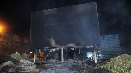 Le centre des imp&ocirc;ts de Morlaix&nbsp;(Finist&egrave;re) incendi&eacute;,&nbsp;le 20 septembre 2014. (FRED TANNEAU / AFP)