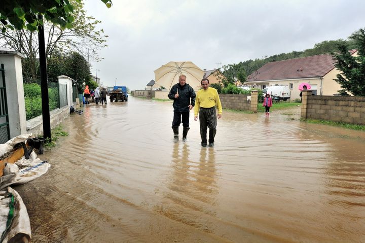 Dans l'Yonne, les intempéries ont provoqué des inondations dans le village de Beaumont, lundi 30 mai 2016. (MAXPPP)