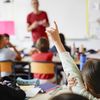 Une élève lève la main pour répondre a une question dans une classe d'école primaire. Photo d'illustration. (FREDERIC PETRY / HANS LUCAS / VIA AFP)