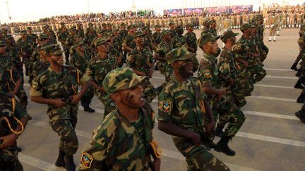 Des soldats de l'autoproclamée Armée nationale libyenne du maréchal Khalifa Haftar participent à un défilé militaire dans la ville orientale de Benghazi, le 7 mai 2018. Défilé au cours duquel l'homme fort de l'Est a annoncé une offensive militaire pour arracher la ville de Derna aux «terroristes». (Abdullah DOMA/AFP)