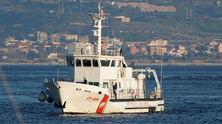 Un bateau des garde-côtes italiens à Messine (Italie), le 15 janvier 2020. (GABRIELE MARICCHIOLO / NURPHOTO / AFP)