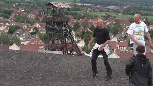 "Réveil sur le terril", Sylvain Groud fait danser des amateurs au sommet d'un terril