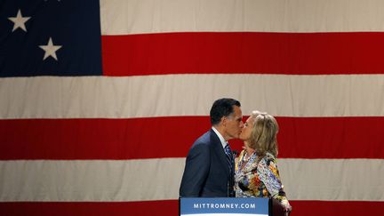 Le candidat r&eacute;publicain &agrave; la pr&eacute;sidentielle am&eacute;ricaine, Mitt Romney (G), embrasse son &eacute;pouse Ann lors d'un meeting destin&eacute; &agrave; r&eacute;colter des fonds &agrave; Beverly Hills (Californie), le 22 septembre 2012. (BRIAN SNYDER / REUTERS)