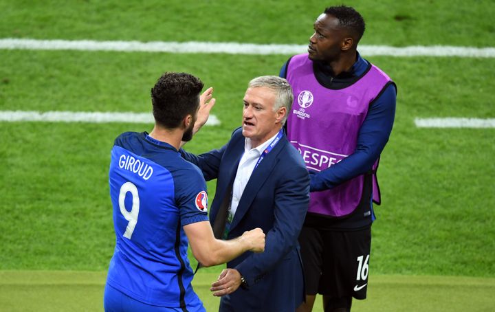 Steve Mandanda&nbsp;est debout au bord du terrain, après l'ouverture du score de la France contre la Roumanie, le 10 juin 2016 à Saint-Denis (Seine-Saint-Denis). (MARIUS BECKER / DPA / AFP)