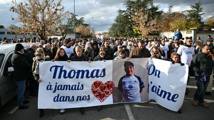 Quelque 6 000 personnes défilent lors d'une marche blanche, à Romans-sur-Isère (Drôme), le 22 novembre 2023, en hommage à Thomas, tué lors d'une fête au village de Crépol. (OLIVIER CHASSIGNOLE / AFP)