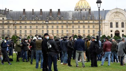 Des restaurateurs réunis à Paris pour protester contre le durcissement de mesures sanitaires, le 27 septembre 2020. (BERTRAND GUAY / AFP)