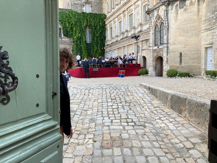 David Bodou, responsable des relations extrérieures, Insula Orchestra, répétition avec Laurence Equilbey&nbsp;dans la Cour du Duché&nbsp;&nbsp;avec l'Insula Orchestra, Uzès, le 21 juillet 2021 (Laurence Houot / FRANCEINFO CULTURE)