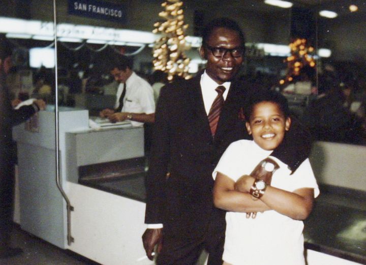 Le jeune Obama avec son père kenyan décédé dans un accident de la route en 1982 (Photo Reuters)