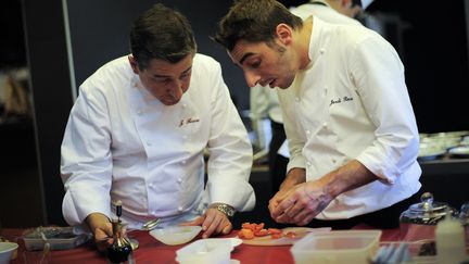 Le chef Joan Roca et son fr&egrave;re, le p&acirc;tissier Jordi Roca, en cuisine dans leur restaurant El Celler de Can Roca, &agrave; G&eacute;rone (Espagne), le 19 mai 2011. (DAVID RAMOS / GETTY IMAGES EUROPE)