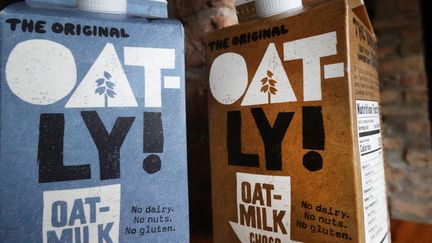 Des briques de lait d'avoine de la marque Oatly (illustration). (SCOTT OLSON / GETTY IMAGES NORTH AMERICA / VIA AFP)