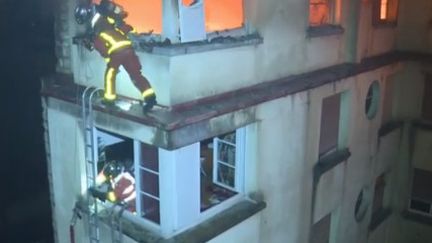 La journaliste Sophie Rodier, en direct du 16e arrondissement de Paris, fait le point au lendemain de l'incendie d'un immeuble, mardi 5 février. (FRANCE 2)